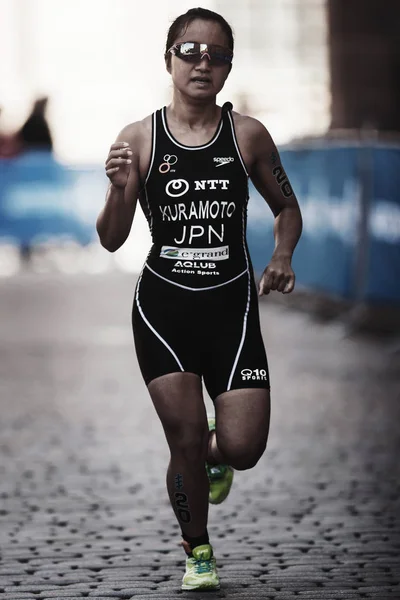 Aoi Kuramoto (JPN) in corsa alla serie di triathlon ITU femminile — Foto Stock