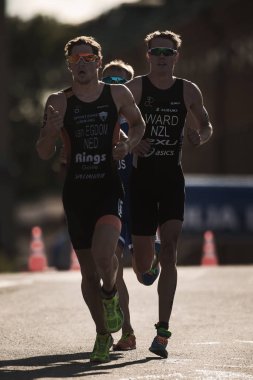 Jorik van Egdom (Ned) ve Sam yalak wate çalıştıran Ward (Nzl)