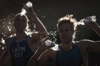 Peter Denteneer (bel) ITU 'da su istasyonunu çalıştıran