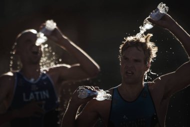 Peter Denteneer (bel) ITU 'da su istasyonunu çalıştıran