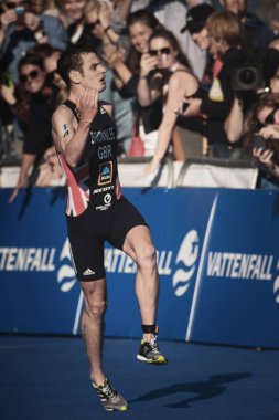 Kazanan Jonathan finishline ve cel için çalışan Brownlee (Gbr)