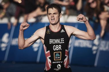 Kazanan Jonathan finishline ve cel için çalışan Brownlee (Gbr)