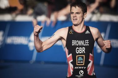 Kazanan Jonathan finishline ve cel için çalışan Brownlee (Gbr)