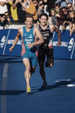 Kristian Blummenfelt olarak (ne) Pierre Le Corre önce ikinci (