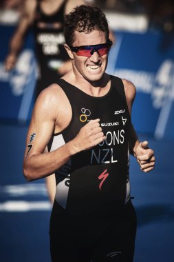 Ryan, ITU triathlo finishline için çalışan Sissons (Nzl)