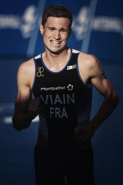 Simon koşma içine ITU triathl, finishline Viain (Fra)