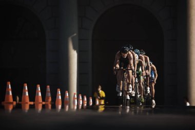 Triathletes olarak yansımalar ile bisiklet üzerinde uzak grup