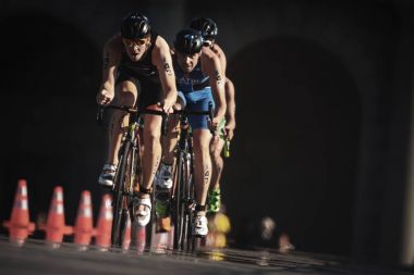Jorik Van içinde bisiklet triathletes bir grup önde gelen Egdom (Ned) 