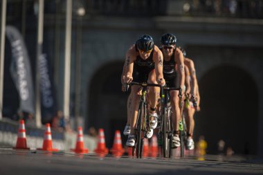 Jorik Van içinde bisiklet triathletes bir grup önde gelen Egdom (Ned) 