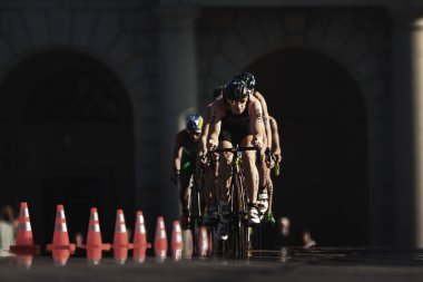 Jorik Van içinde bisiklet triathletes bir grup önde gelen Egdom (Ned) 