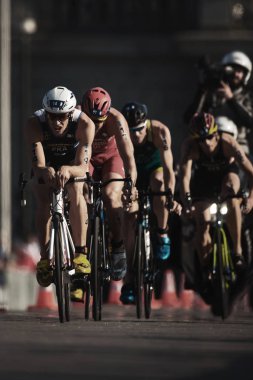 Dorian TH Bisiklet triathletes bir grup önde gelen Coninx (Fra)