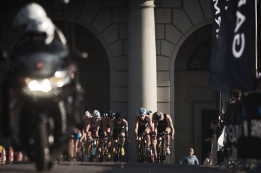 Triathletes medya motosiklet Bisiklet It arkasında grup