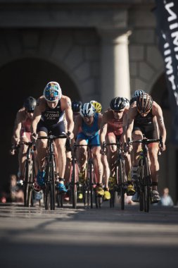 Triathletes Bisiklet yol Pierre Le Corre (Fr tarafından önde gelen grup