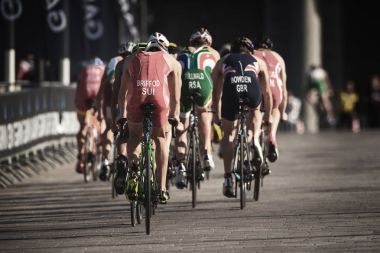 ITU triatlon se Bisiklet triathletes bir grup sırtında