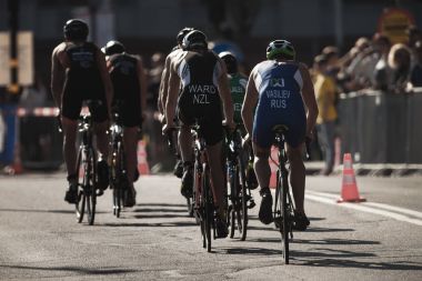 Triathletes bir gurup bikesin İTÜ triatlon seri geri.