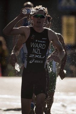 Arka ışık su istasyonu üzerinden çalışan triatlon koşucu