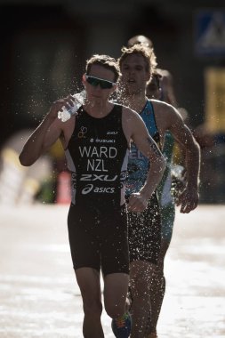 Arka ışık su istasyonu üzerinden çalışan triatlon koşucu