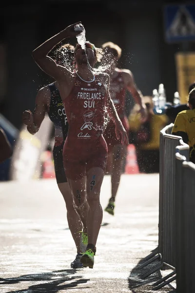 Sylvain Fridelance (SUI) corriendo a través de la estación de agua en el — Foto de Stock