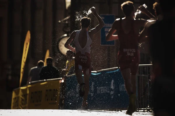 Alois Knabl (AUT) ' ın arka kısmında, su istasyonunu