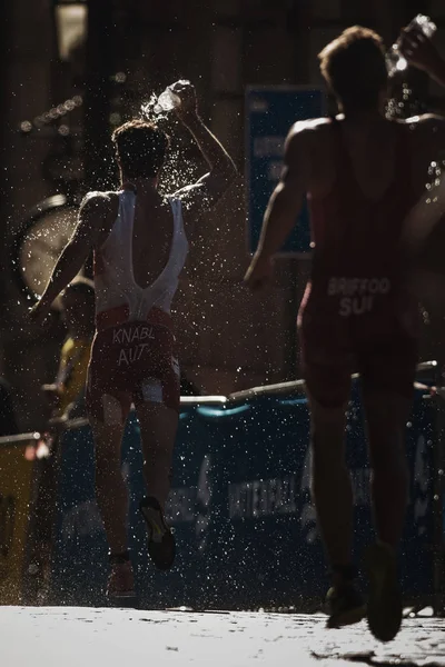 Alois Knabl (AUT) ' ın arka kısmında, su istasyonunu