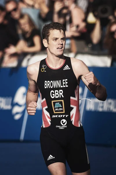 Winner Jonathan Brownlee (GBR) running to the finishline and cel — Stock Photo, Image