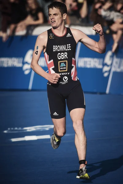 Kazanan Jonathan finishline ve cel için çalışan Brownlee (Gbr)