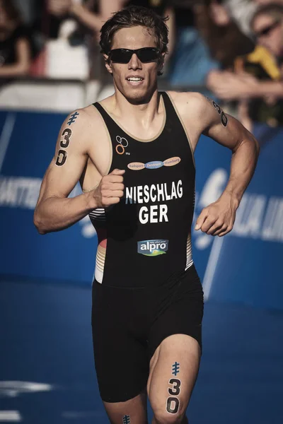 Justus Nieschlag (Ger) Itu トリアでフィニッシュ ラインを実行しています。 — ストック写真