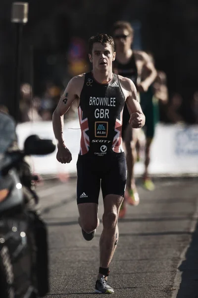 Jonathan Brownlee (GBR) running trough the streets of the old ci — Stock Photo, Image