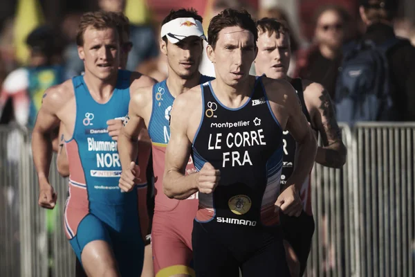 Pierre Le yalak sokaklarda çalışan bir grup önde gelen Corre (Fra)