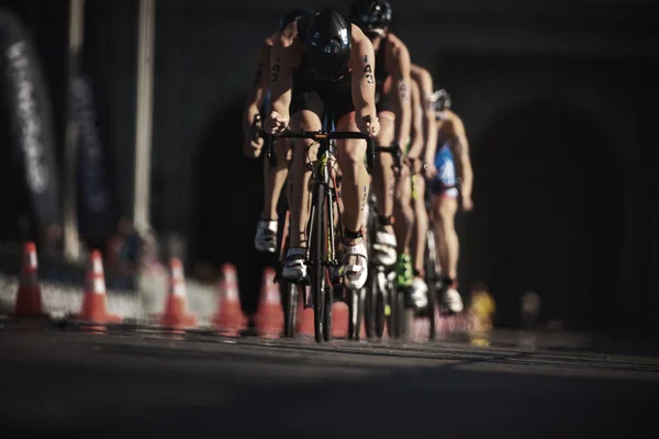 Jorik Van Egdom (NED) liderando um grupo de triatletas de bicicleta em — Fotografia de Stock