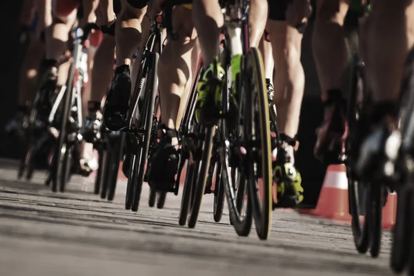 Closeup triathletes με ποδήλατα στην σειρά Τρίαθλο Itu για — Φωτογραφία Αρχείου