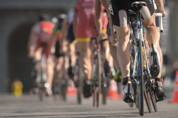 Closeup de triatletas em bicicletas na série de triatlo ITU para — Fotografia de Stock