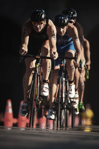 Jorik Van Egdom (NED) lidera un grupo de triatletas en bicicleta en — Foto de Stock