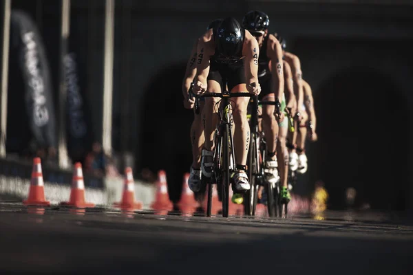 Jorik van egdom (ned) führt eine Gruppe von Triathleten auf dem Rad in — Stockfoto