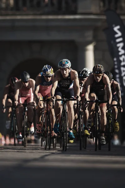 Triathletes Bisiklet yol Pierre Le Corre (Fr tarafından önde gelen grup