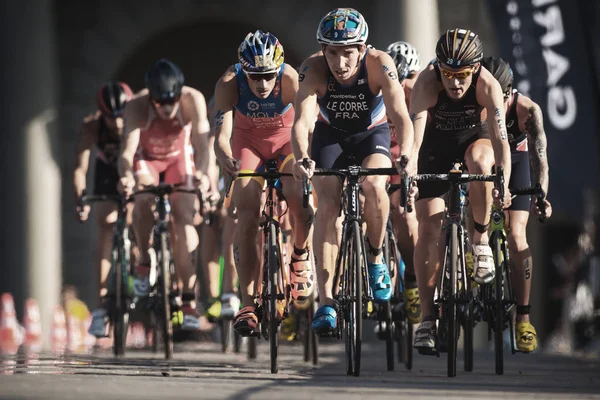 Triathletes Bisiklet yol Pierre Le Corre (Fr tarafından önde gelen grup