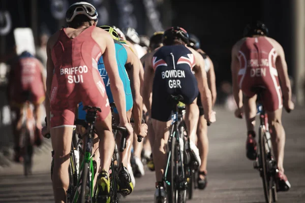 ITU triatlon se Bisiklet triathletes bir grup sırtında