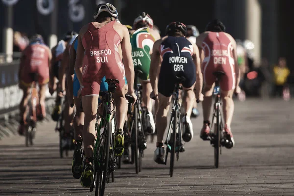 ITU triatlon se Bisiklet triathletes bir grup sırtında