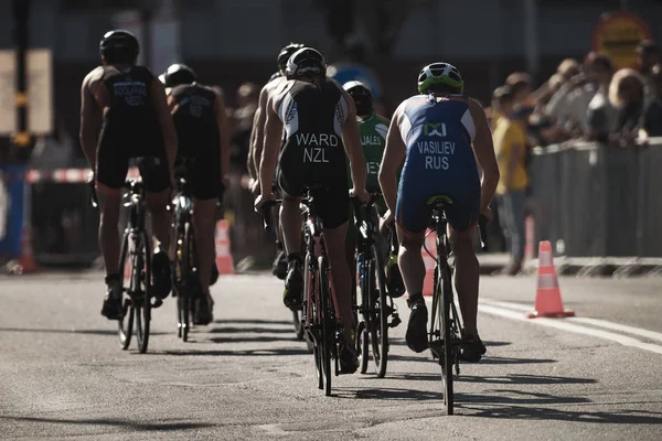 Triathletes bir gurup bikesin İTÜ triatlon seri geri.