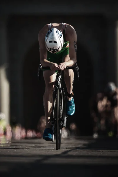 Russel White (IRL) empuja solo en bicicleta en el triatlón de la UIT se — Foto de Stock