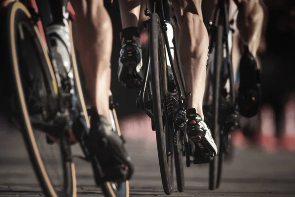 Närbild av triathleter på cyklar i Itu triathlon serien för — Stockfoto