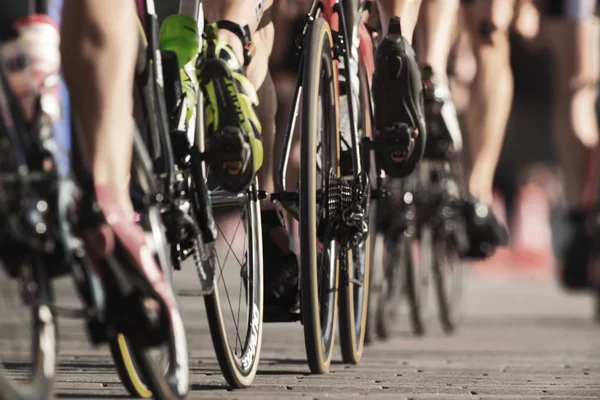 Closeup triathletes motosiklet için İTÜ triatlon serisi 