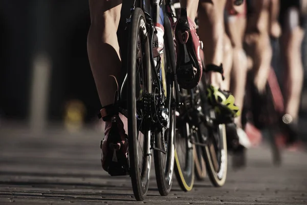 Nahaufnahme von Triathleten auf Fahrrädern in der itu-Triathlonserie für — Stockfoto
