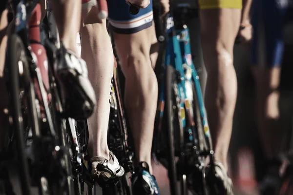 Primer plano de los triatletas en bicicletas de la serie de triatlones de la UIT para — Foto de Stock