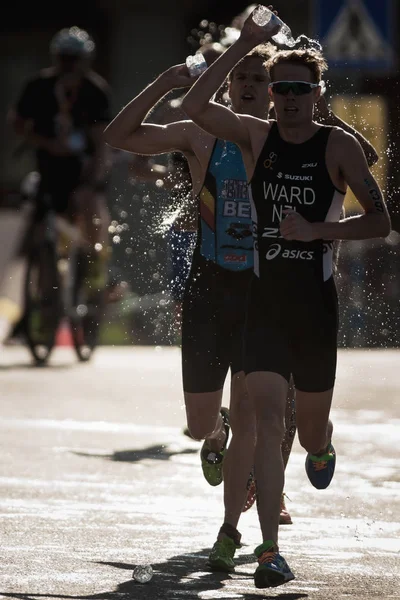 Arka ışık su istasyonu üzerinden çalışan triatlon koşucu