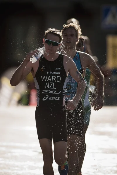 Arka ışık su istasyonu üzerinden çalışan triatlon koşucu
