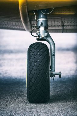 Sarı Sk 16 uçak airshow Örebro Havaalanı'nda