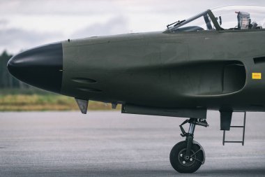 Örebro Havaalanı'nda Havacılık J32 Lansen önü