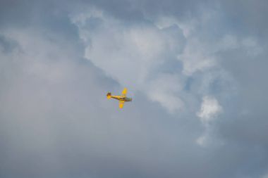 Grup oluşumları Havacılık Fuarında Örebro hava içinde sarı Sk 50