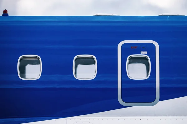 Fönstren i en blå passagerarplan i airshow på Örebro airpo — Stockfoto